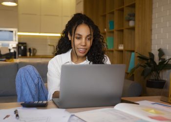 Trabalho híbrido consolida nova dinâmica nas empresas brasileiras