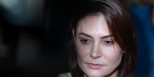 michelle-bolsonaro-fala-com-a-imprensa-apos-se-reunir-com-valdemar-costa-neto-e-bia-kicis-metropoles-2-scaled-1
