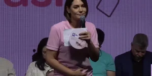 colorida de Michelle Bolsonaro discursando em evento do PL Mulher em Londrina, no Paraná