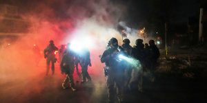 Violência contra agentes do ICE em Minneapolis aumenta e motiva ameaça do Insurrection Act