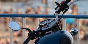 Homem preso em Curitiba por tráfico de drogas após exibição em motocicleta