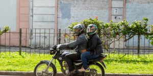 STF declara inconstitucional lei que permite cidades proibir mototáxi