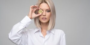 mulher-bitcoin-divulgacao