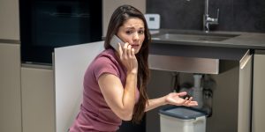 Sabe quando você resolve um entupimento e fica aquela sensação de alívio, mas, dias depois, a água começa a descer devagar de novo? É frustrante, porque você sente que está sempre apagando incêndio. E o pior é que entupimento recorrente quase nunca é azar. Na maioria das vezes, ele tem uma causa repetida, um ponto específico de acúmulo ou um hábito que está alimentando o problema. Esse tipo de situação acontece em qualquer cidade, mas em lugares com mudança de temperatura e chuvas mais frequentes, como Curitiba, muita gente percebe o problema mais rápido porque umidade e uso do dia a dia deixam os sinais mais evidentes. E, quando a pessoa quer entender o caminho mais seguro para lidar com isso sem cair em improviso, costuma procurar referência em desentupidora localizada em Curitiba para reconhecer padrões e evitar que a situação vire obra ou prejuízo. Quando o entupimento é “intermitente”, ele ainda é entupimento Tem um comportamento bem comum. Em alguns horários a água parece escoar melhor. Em outros, piora. A pessoa acha que “passou” e segue a vida. Só que o que costuma acontecer é que existe uma obstrução parcial. Ela deixa a água passar, mas com dificuldade. Quando a casa usa mais água, como de manhã cedo ou no fim da tarde, o sistema não dá conta e os sintomas aparecem. Em horários de pouco uso, parece normal. Essa alternância engana, mas é um recado claro de que algo está se formando ou já está formado. Os sinais que aparecem antes do caos Água descendo lenta é o primeiro aviso. Depois vem o barulho, ralo borbulhando, pia fazendo som de sucção, vaso com descarga fraca. O cheiro também entra cedo, principalmente cheiro de esgoto aparecendo em momentos específicos, como depois do banho ou depois de lavar louça. Quando você começa a perceber mais de um sinal no mesmo período, vale prestar atenção. Porque esse conjunto costuma ser o “pré entupimento total”. E tem um detalhe que muita gente ignora: se um ponto da casa piora quando você usa outro ponto, isso também é pista. Por exemplo, você dá descarga e a pia borbulha. Ou você liga a máquina e o ralo do banheiro reage. Isso pode indicar que a linha está com dificuldade de ventilar ou de escoar. O que mais causa entupimento recorrente em casa Na cozinha, gordura é o vilão número um. Ela desce quente, esfria no caminho e gruda. Aos poucos, vira uma camada. Quando essa camada existe, qualquer resíduo pequeno começa a agarrar, e o cano vai estreitando por dentro. No banheiro, o problema costuma ser mistura de cabelo, sabonete e produtos. O ralo do box vai acumulando e, em algum momento, a água começa a formar aquela lâmina no chão antes de descer. No vaso, o problema é descarte. Papel em excesso e itens que não se desfazem, como lenço umedecido, absorvente, cotonete, fio dental, acabam criando retenção. O entupimento pode até não travar completamente de uma vez, mas começa a se formar e vai piorando. Quando o problema pode estar mais fundo do que parece Às vezes você limpa o sifão, desentope o ralo, e melhora por poucos dias. Isso pode indicar que o bloqueio principal não está ali. Pode estar mais adiante na tubulação, ou pode haver um ponto de acúmulo em curva, emenda ou trecho com queda ruim. Em casas antigas, tubulação deformada ou emendas antigas aumentam chance de retenção. Em apartamentos, existe o fator coluna e prumada. Quando a obstrução está em uma área compartilhada, o sinal pode aparecer em mais de uma unidade, e isso muda completamente o diagnóstico. É por isso que, quando o problema envolve retorno em ralo, cheiro forte subindo ou sintomas em vários pontos, vale tratar como algo mais central, não apenas “sujeira no ralo”. O que quase sempre piora quando tentam resolver no improviso Produto químico forte é o improviso mais comum. Às vezes abre um caminho temporário, mas não resolve a causa. E pode piorar se a tubulação for mais sensível ou se o produto endurecer resíduos em certos cenários. Arame, cabo e ferramentas improvisadas também podem compactar o bloqueio e empurrar para um ponto pior. A pessoa tem a sensação de que está “cutucando”, mas na prática está empacotando a sujeira em um trecho mais difícil. E tem aquele ciclo que muita gente vive. Improvisa, melhora, volta. Improvisa de novo, melhora, volta mais rápido. Isso é um sinal claro de que o problema não está sendo resolvido na origem. Prevenção simples que evita o entupimento voltar No banheiro, uma proteção simples no ralo para reter cabelo muda muita coisa. Parece detalhe, mas evita acúmulo dentro do cano. Na cozinha, reduzir gordura indo para a pia é o que mais funciona. Você não precisa ser radical. Só precisa parar de jogar óleo e gordura e achar que “a água leva”. No vaso, a regra é básica. Só o que deveria ir, vai. O resto vai para o lixo. Esse hábito sozinho reduz muita ocorrência. E quando você percebe que o problema está começando a se repetir, vale observar se houve mudança de rotina. Visitas em casa, festa, uso mais intenso, obra, reforma. Às vezes o entupimento recorrente não é mistério, é repetição de cenário. Quando vira urgência de verdade Se a água começa a voltar pelo ralo com aspecto sujo e cheiro forte, isso já é urgência. Não é só desconforto. É risco sanitário e risco de dano em piso, rodapé e móveis. Se o vaso ameaça transbordar, se vários pontos param ao mesmo tempo, ou se o cheiro está muito intenso e constante, também é hora de agir rápido. Quanto mais tempo o retorno fica ali, mais sujeira se espalha e mais difícil fica de limpar e recuperar o ambiente. O que muda quando você trata como padrão e não como azar Entupimento recorrente é cansativo porque dá sensação de falta de controle. Mas quando você observa padrão, você ganha clareza. Você começa a entender se o problema é cozinha, banheiro, vaso, coluna, ou um trecho específico. E quando a causa fica mais clara, a solução deixa de ser chute. Você evita retrabalho, evita estresse e evita aquele cenário clássico de “pareceu resolvido, mas voltou”. No fim, ninguém quer virar especialista em encanamento. A pessoa só quer que a casa funcione sem susto, sem cheiro e sem água voltando. E isso costuma começar com um passo simples: levar a sério os sinais pequenos antes que eles virem um problema grande.