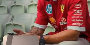 Neymar presenteia Lewis Hamilton com chuteiras especiais em sua chegada ao Brasil