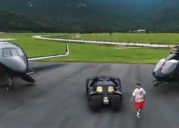 Neymar Jr. adquire réplica do Batmóvel para coleção temática