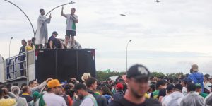 MG) discursa na Praça do Cruzeiro ao final da "Caminhada da Liberdade"