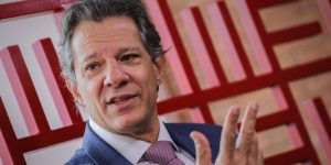 m colorida, o ministro da Fazenda, Fernando Haddad, concede entrevista ao Acorda Metrópoles- Metrópoles