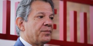 m colorida, o ministro da Fazenda, Fernando Haddad, concede entrevista ao Acorda Metrópoles- Metrópoles