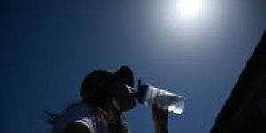 onda-calor-reino-unido-europa-mulher-bebe-agua-e1779812457446