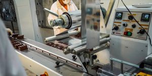 Fábrica de chocolate de cooperativa de agricultura familiar em Ilhéus, referência no produto e no plantio de cacau