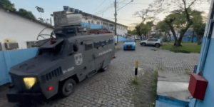 Agentes cumprem mandados contra integrantes do Comando Vermelho na Vila Kennedy, zona Oeste do Rio • Polícia Militar do Rio de Janeiro