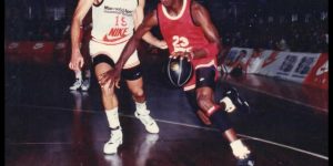 Foto: 1 de 12 Oscar Schmidt e Michael Jordan em jogo comemorativo na Itália. — F