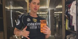 Virginia posa com a camisa do Real Madrid em dia de jogo de Vini Jr