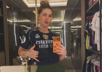 Virginia posa com a camisa do Real Madrid em dia de jogo de Vini Jr