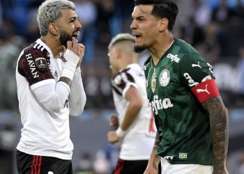Gabigol e Gustavo Gòmez durante a final da Libertadores 2021