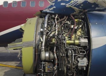 Explosão em motor de avião causa emergência durante voo na Nigéria