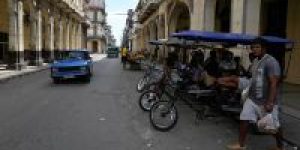 pessoas-andam-em-rua-cuba-e1773774651234