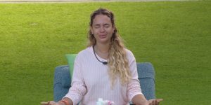Sarah Andrade emociona-se durante meditação no BBB 26
