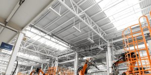 Como planejar coberturas industriais com eficiência térmica e estrutural