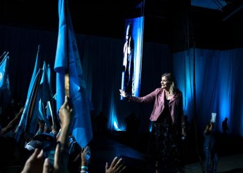 Direita no poder: mirando pautas de segurança pública, Laura Fernández é eleita presidente da Costa Rica