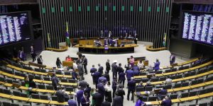 colorida do plenário da Câmara dos Deputados