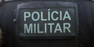 colorida de um agente da Polícia Militar mostrando as costas do uniforme