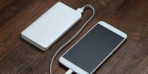 powerbank-cellphone-wooden-table