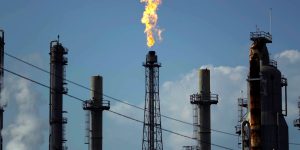 Foto: 1 de 1 Preços do petróleo sobem acima de US$ 100 neste domingo — Foto: Gre