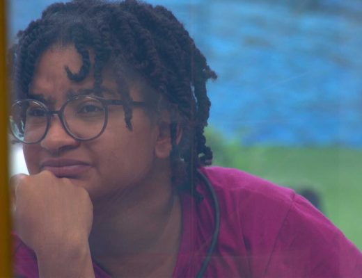 Milena flagra Jonas Sulzbach secando copos e se surpreende