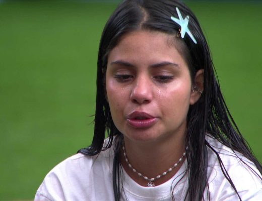 Gabriela chora ao expressar tristeza pela distância de Chaiany