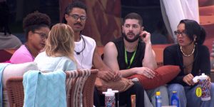 Breno alerta sobre participante ouvindo conversa e Ana Paula comenta perigo