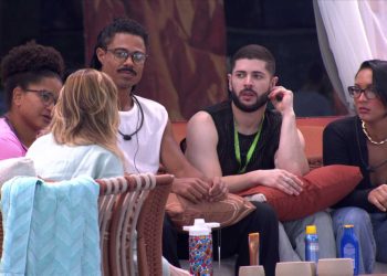 Breno alerta sobre participante ouvindo conversa e Ana Paula comenta perigo