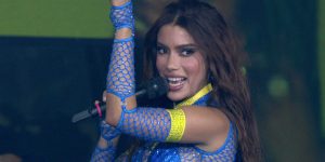 Anitta encanta público com entrada aérea no BBB 26