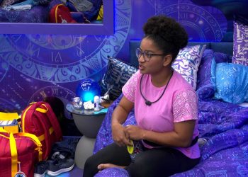 No BBB 26, Paulo Augusto reage a comentário de Milena atrás da porta