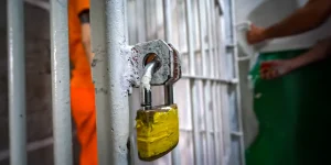 Advogada é presa por suspeita de entregar celulares a facção no Paraná