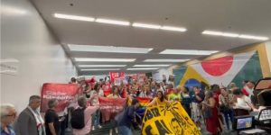 m colorida de protesto na Câmara - Metrópoles