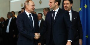m colorida de Emmanuel Macron e Vladimir Putin