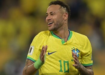 Neymar inicia recuperação após cirurgia no joelho em preparativos para a Copa do Mundo