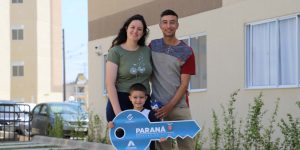 Araucária celebra entrega de 128 casas para famílias com apoio do Estado