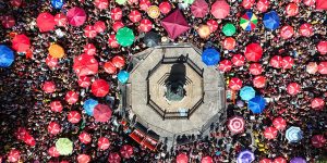 Rio de Janeiro ganha vida com foliões no domingo de Carnaval