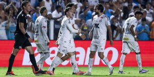 Santos vence o Palmeiras no final e deixa a zona de rebaixamento