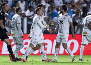 Santos vence o Palmeiras no final e deixa a zona de rebaixamento