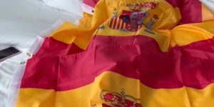 rosalia-enrolanda-na-bandeira-da-espanha-durante-final-da-copa-do-mundo