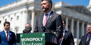 Críticas de deputado sobre silêncio de Trump em mortes de militares