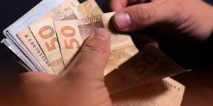 Foto: 1 de 1 O abono salarial é um benefício no valor de até um salário-mínimo c