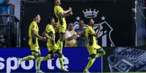 Jogadores do Mirassol comemoram o gol de Reinaldo, o do empate contra o Santos