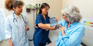 m que ilustra os dados sobre cuidados primários nos EUA