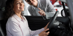 screenshot-Aproxime-se do cliente com o empresário na concessionária de automóveis _ Foto Grátis