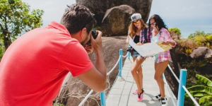 screenshot-Jovem companhia de amigos passeando, tirando fotos, viajando pela Tailândia _ Foto Grátis